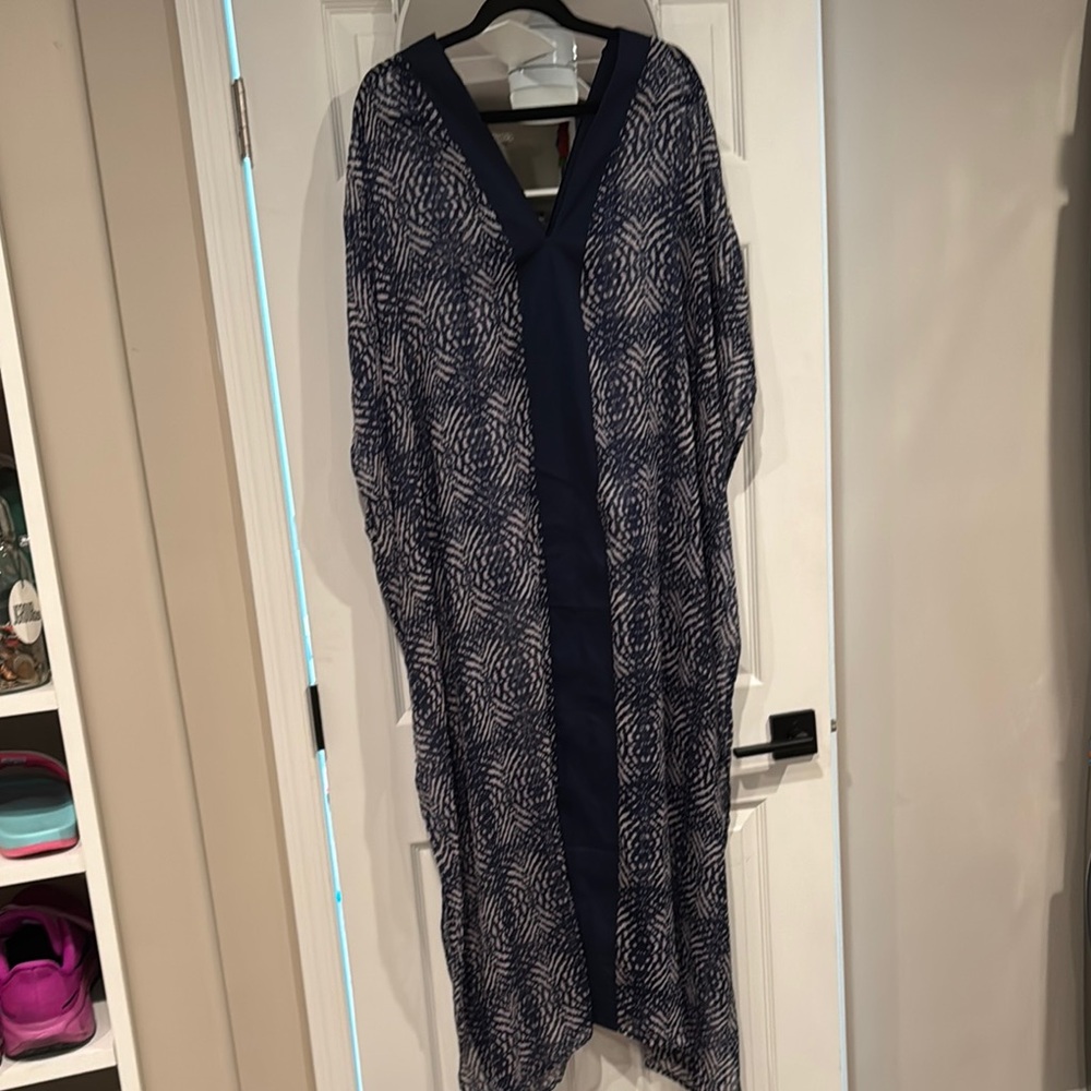 NWT Vince Camuto Navy and Cream Patterned Cover-up